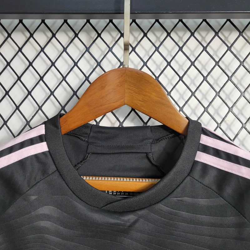 "Kit Infantil Inter Miami Away 2024/25 Adidas – camisa rosa vibrante com detalhes em preto e shorts combinando, uniforme infantil oficial do Inter Miami, leve, respirável e confortável para crianças de 3 a 13 anos."
