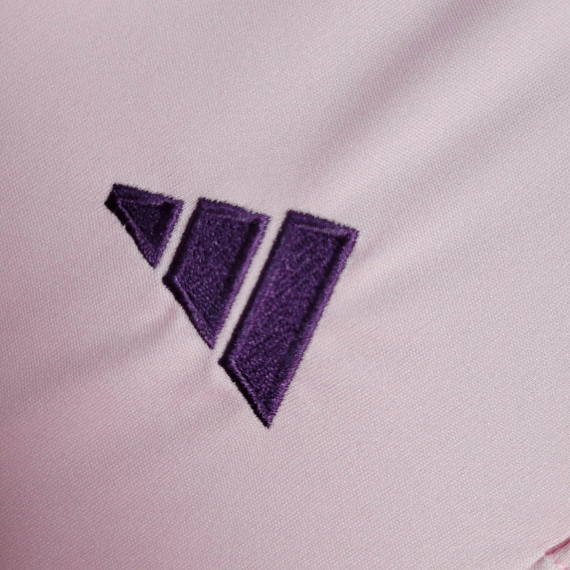 Kit Infantil Orlando City Away 2024/25 Adidas Rosa – camisa rosa com detalhes em roxo e branco e shorts combinando, uniforme infantil oficial do Orlando City, leve, respirável e confortável para crianças de 3 a 13 anos